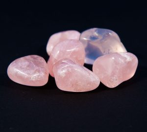 Quartz rose (pierres roulées) magnétisée à votre nom pour l'amour. Moyen modèle-0